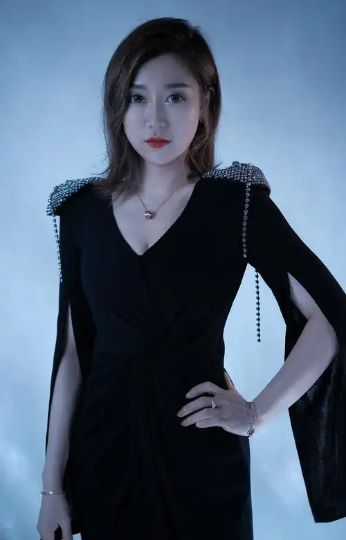 歌手刘静格格再出新歌多想你能陪陪我最好的爱情是陪伴