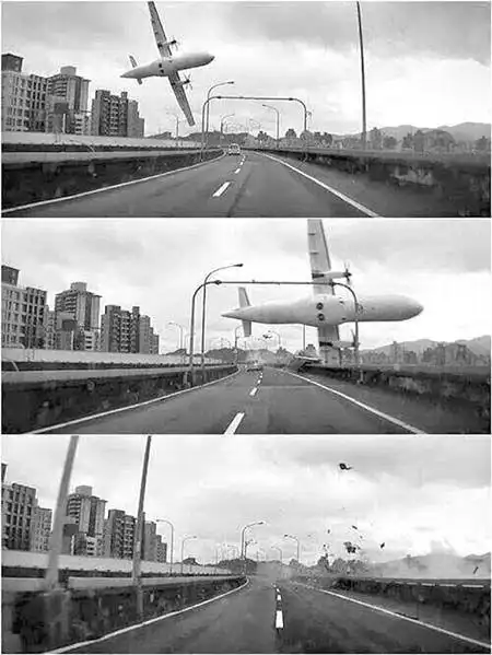 飞机从他们头顶划过图