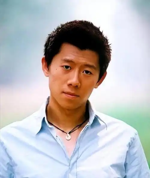 导演姜文合作拍摄《阳光灿烂的日子》,成为中国电影史上最年轻的影后