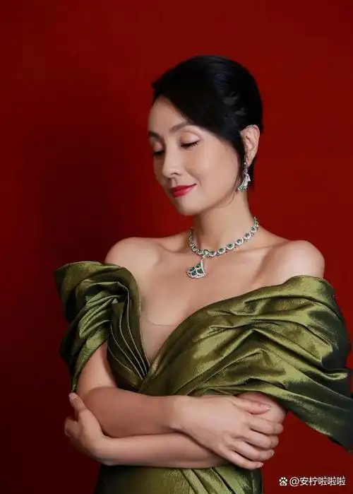 陶虹穿深v礼服大秀香肩,优雅大气又性感迷人,49岁风韵犹存!