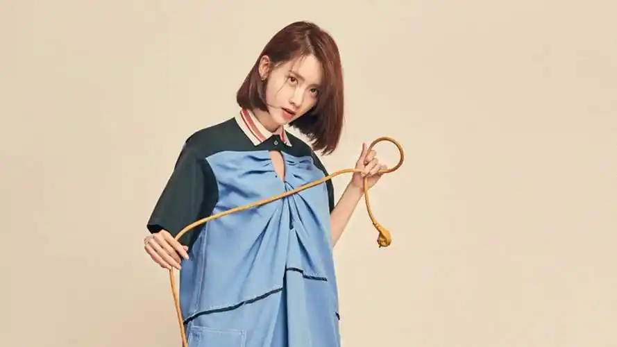 短发造型的林允儿甜美时尚秋装写真桌面壁纸图片