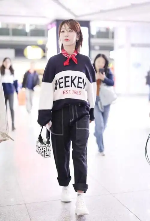 杨紫一身宽松休闲装走机场,系上红色小丝巾,好看又时髦!