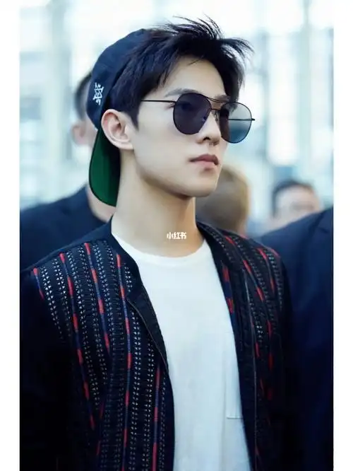 自从我杨洋成熟后就没见反戴帽子了