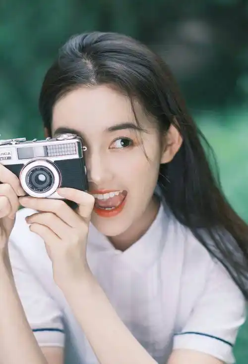 蒋依依学生装长发飘飘青春活力写真