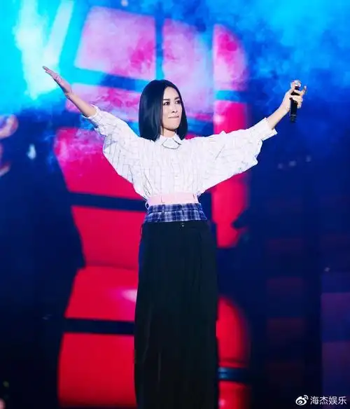 那英堪称拼命三娘,一天录制两档综艺,回归《好声音》又成话题