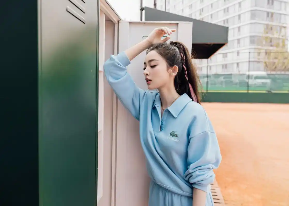 古力娜扎淡蓝运动风穿搭