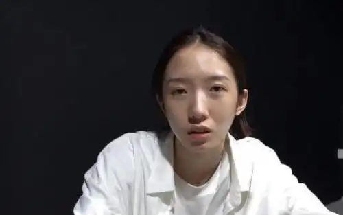 孟美岐彩排没化妆,发量稀疏过于明显,22岁纯素颜引热议