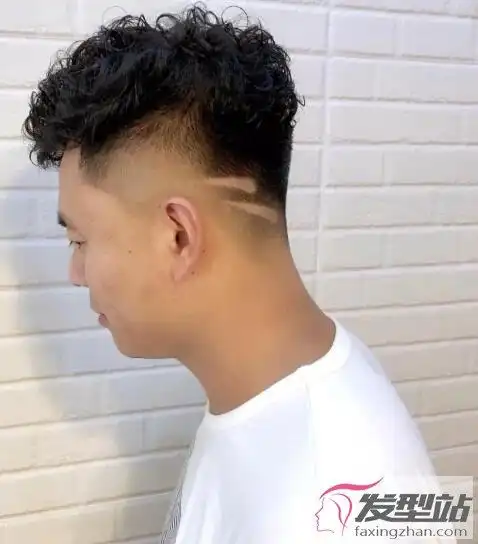 男生两道杠刻痕发型 吸睛帅气潮男都这样剪