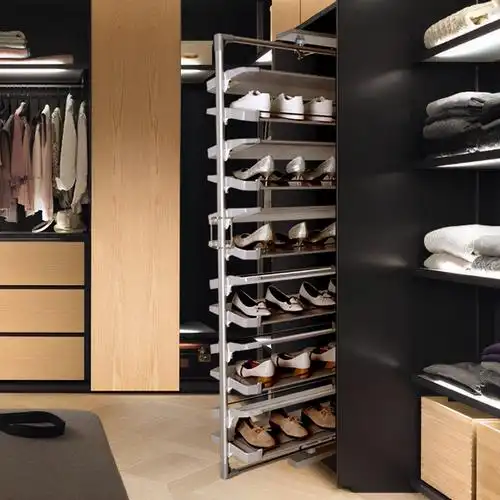 如果你家里有个独立的更衣室那么,可以选择旋转式的鞋柜设计,与衣服