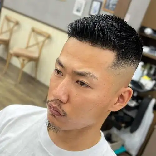 头发10来天不剪,就有点长了,让人看着很不精神,那么夏天男士发型到底