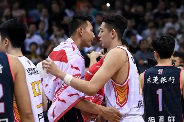 "拉菲"对抗!易建联上场7分钟砍全场第2高分,沈梓捷一数据亮了