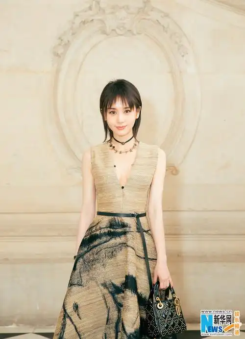 王子文巴黎秀场气质非凡 壁画长裙浪漫出彩