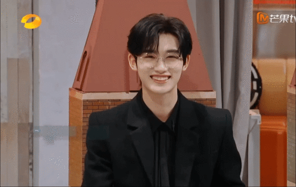 丁程鑫戴眼镜好奶