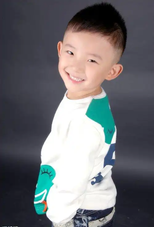 男童铲两边及后面头发剪短发型 幼儿园小男孩适合的短头发打造