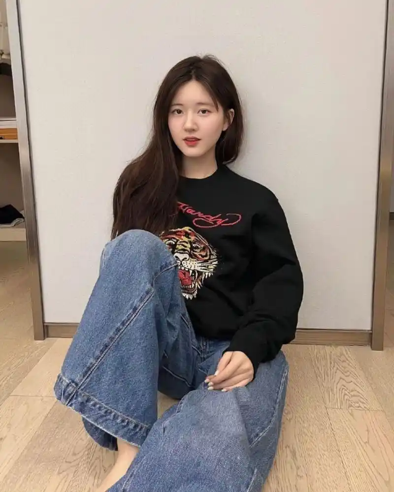 赵露思宅家日常 照片中,赵露思身着简单舒适的家居服,在家里享受着