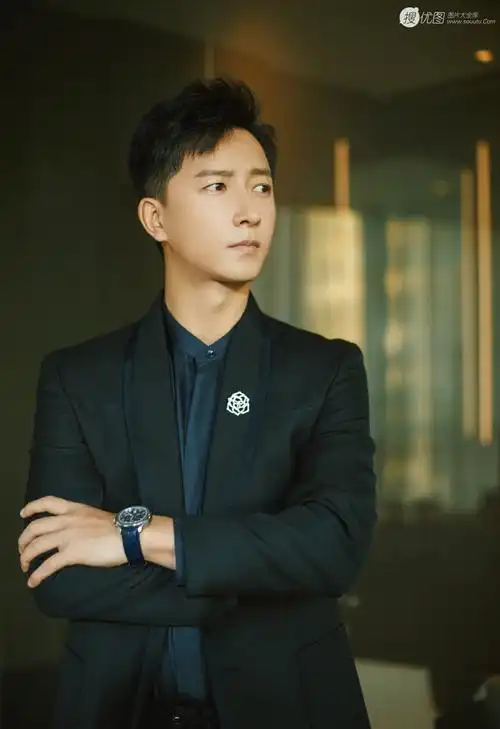 西装着身戴手表魅力十足 韩庚,男演员,型男,男歌手,大陆明星,西装帅哥
