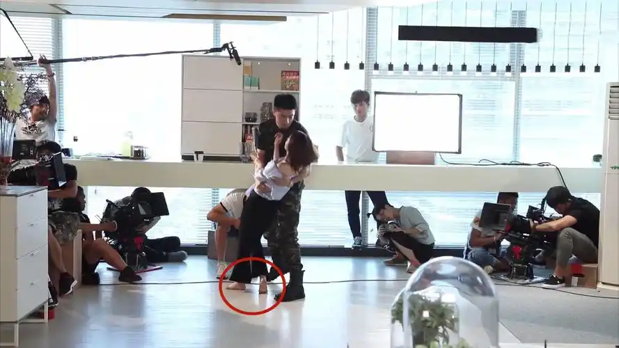 戏外比戏内还甜,赵丽颖光脚与金瀚花式旋转,两人还拉钩盖章