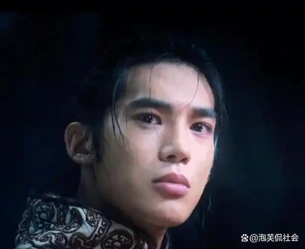 回顾一脸褶子就别硬凹少年感了!这4位男星告诉你,啥叫少年将军