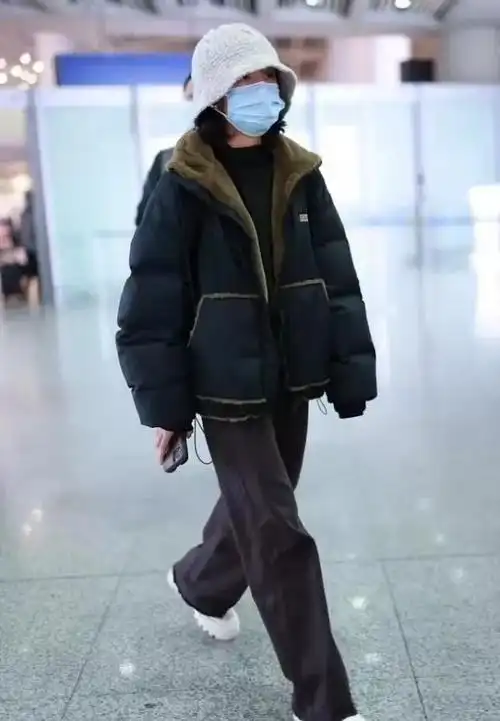 张子枫年后机场首秀中性风穿搭自成一派戴盆帽气质好乖巧