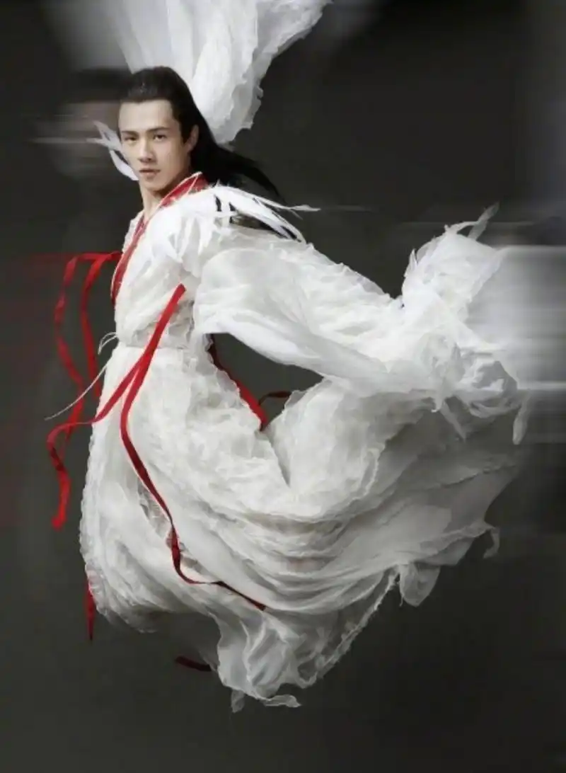 刘昊然在电影妖猫传 中饰演白龙的定妆照曝光,白衣飘飘仙气逼人,白鹤