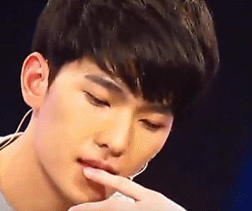 杨洋思考问题发呆认真gif动图_动态图_表情包下载_soogif