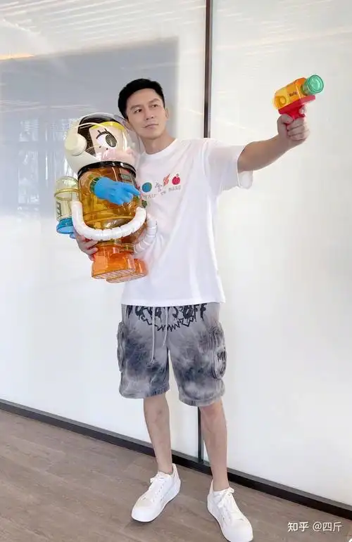 高调炫富李晨抱着上万元玩具娃娃健身晒出微笑合影心情好