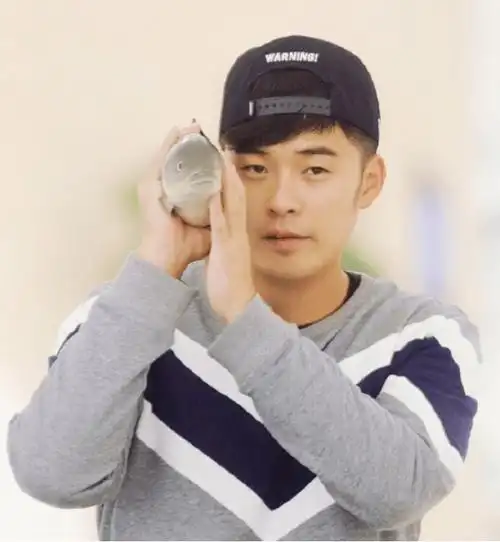 陈赫晒娃近照,5岁女儿四肢纤细脸神似张子萱,对孩子爱称惹人羡_安安平