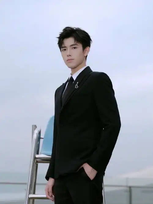 陈飞宇黑色西装帅气写真图片79