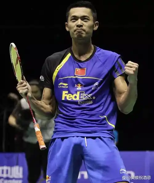 "林丹的白色超短裤大挑战:叉开腿的魅力,谁能抵挡?"_时尚_领域_身材