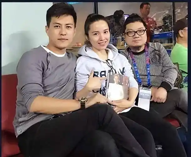 李佳在家开派对,额头裸露,没有化妆,自然大方,靳东和女生不怕老婆嫉妒