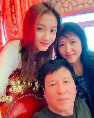 爸妈聚餐不见鹿晗,关爸训话很严肃,关妈与女儿似姐妹_爸爸_妈妈_穿着