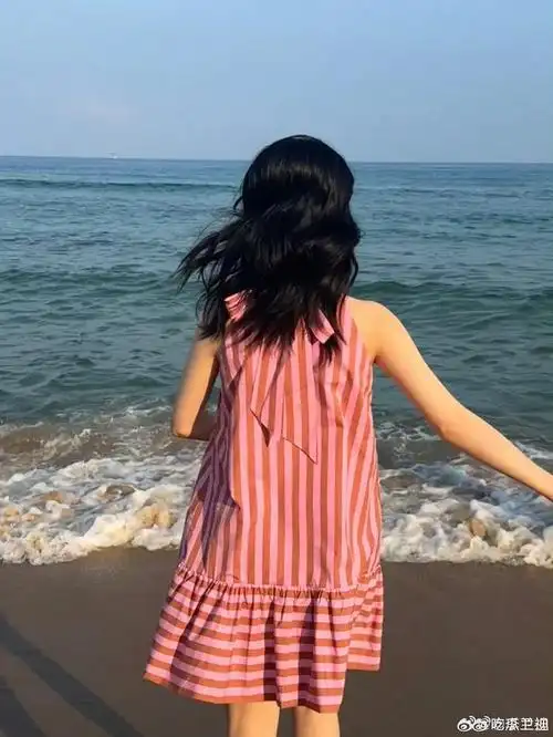 海边阳光少女小裙子氛围感直接拉满李兰迪站在那里就是一幅画