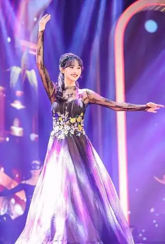 郑爽穿晚礼服跳舞,分手后变身"事业爽",颜值重回巅峰时期?