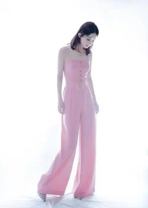 有种"保守"叫赵丽颖,穿v领裙还要内搭背心,不料却闪耀全场_颖宝_活动