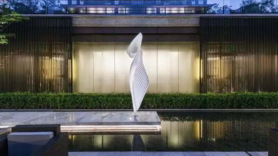 天津 仁恒·海和院 / 广亩景观 除了一些抽象的形状元素,水景雕塑惨