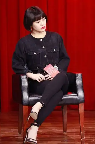 马思纯终于换新发型了气质也跟着变了穿牛仔衣好显胖