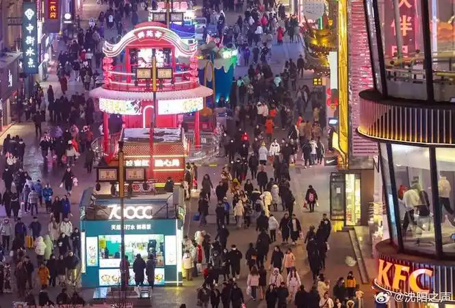 沈阳中街灯火辉煌中的喜庆与温馨