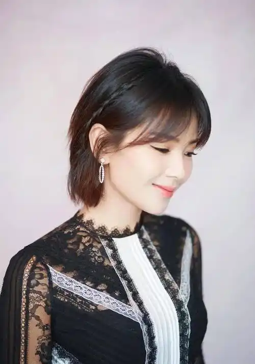 发型对气质的影响真大,看刘涛剪"锅盖头"就知道,快认不出来了_短发