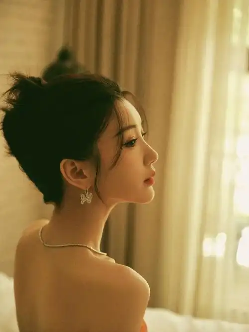 毛晓彤一袭橙色抹胸礼服搭配蝴蝶配饰精巧优雅又温柔