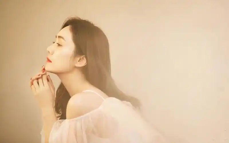 刘芸白皙光影仙气高清桌面壁纸