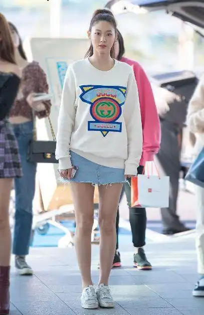 金雪炫身材白色的卫衣搭配一件蓝白色的超短牛仔裙,可