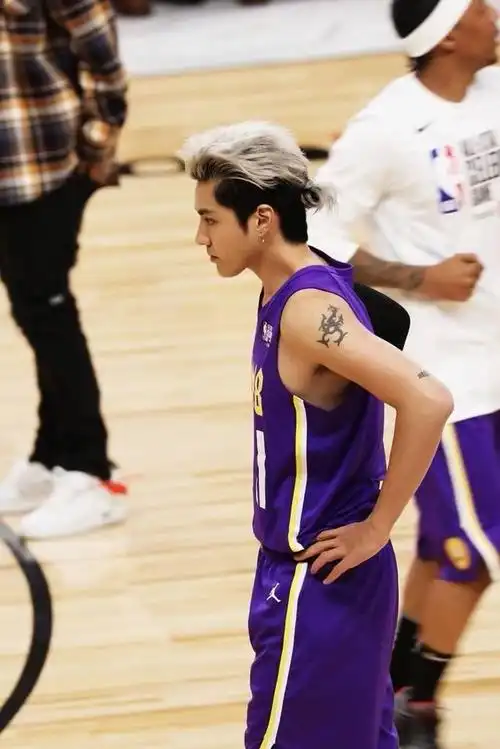 看过吴亦凡身上独具意义的字母,标语刺青,果然是正能量代表