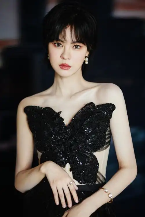 郁可唯超话#2024中国电影大数据荣誉之夜#极致典雅的暗夜精灵@郁可唯