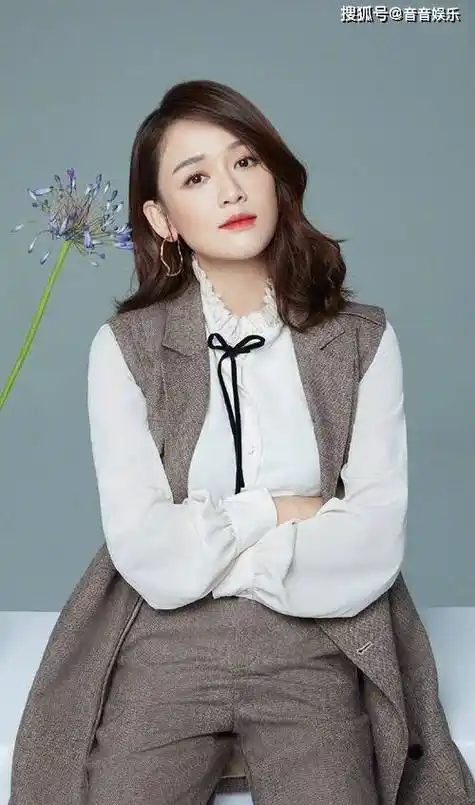 陈乔恩性感韵味尽显,写真大片令人陶醉!_女性_外表_光芒