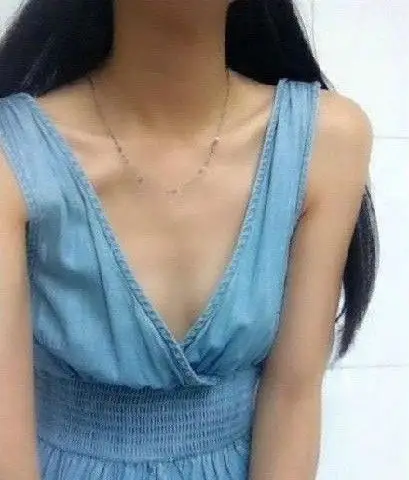 平胸大赛少女秀飞机场