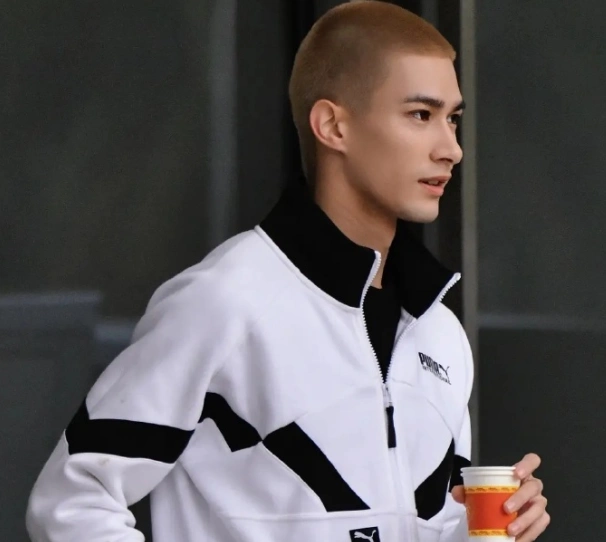 曾涵江给米卡加油,像宣誓主权