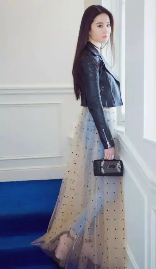 刘亦菲真是神仙颜值,裸色纱裙与牛仔裤玩混搭,美得高级又性感