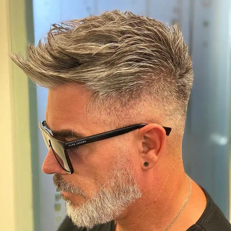 50多岁大叔头发花白,剪款飞机头,意外变男神,实在太帅了_发型