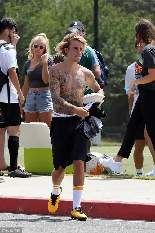 贾斯汀-比伯现身球场踢足