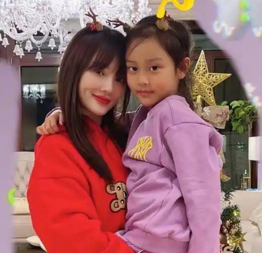 原创8岁甜馨演出李小璐化身小助理为女儿补妆编发贾乃亮地位堪忧